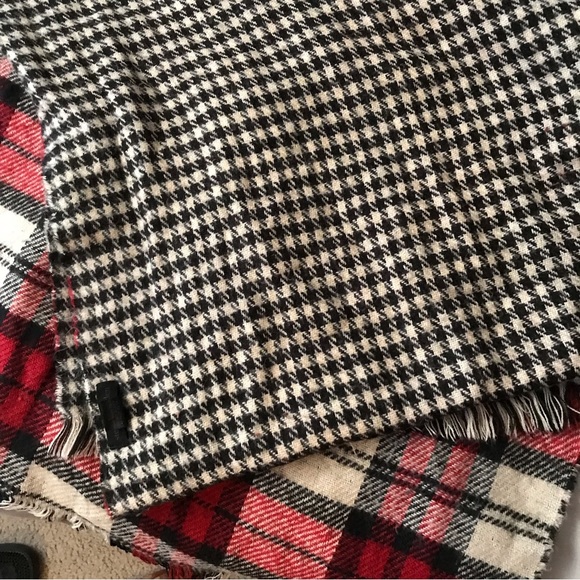 Steve Madden wide houndstooth plaid scarf - Picture 3 of 4